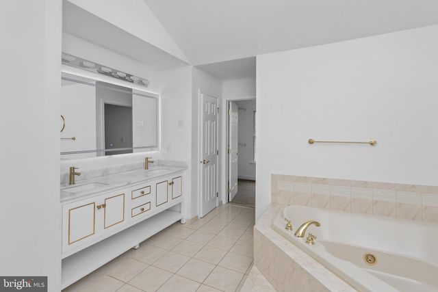 2 THORN LN, Chesterfield, NJ 08515