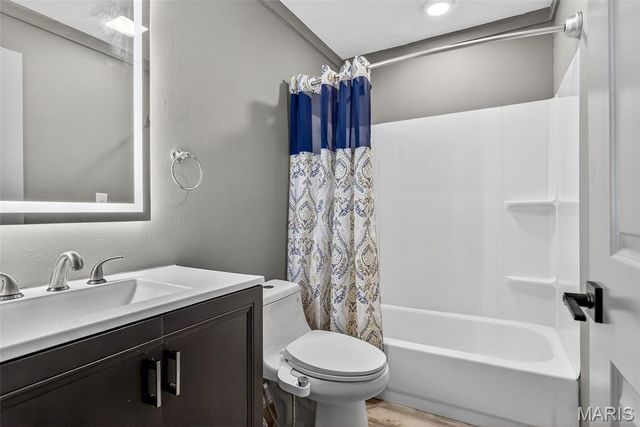 10 Glen Oaks Drive, Fenton, MO 63026