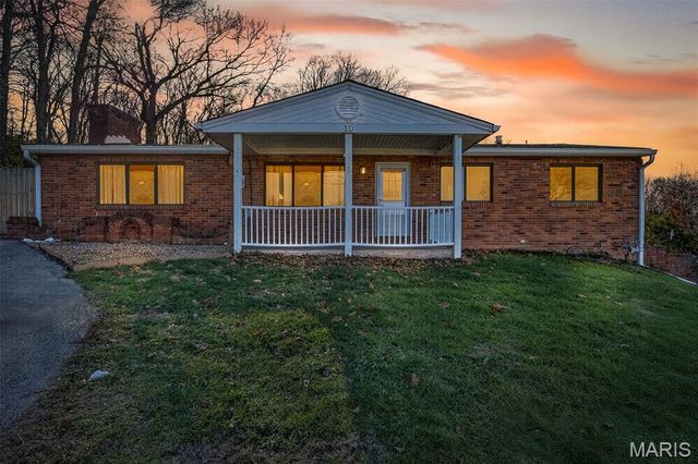 10 Glen Oaks Drive, Fenton, MO 63026