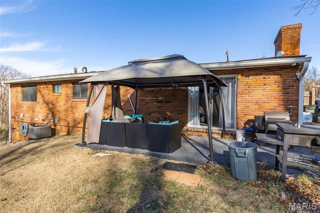 10 Glen Oaks Drive, Fenton, MO 63026