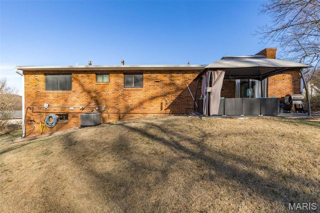 10 Glen Oaks Drive, Fenton, MO 63026