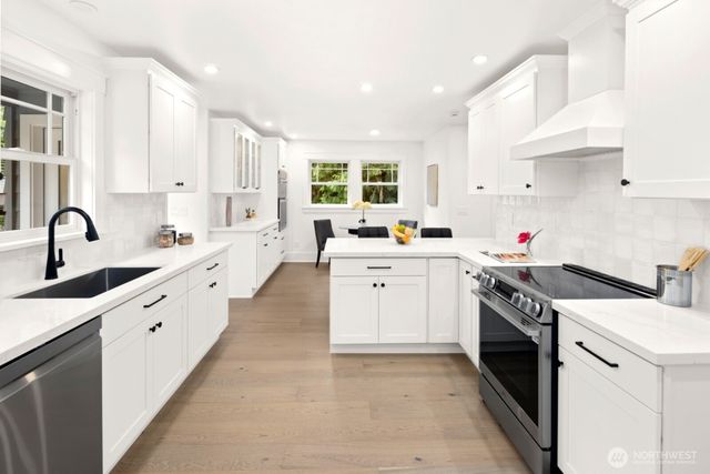 2500 Lorentz Place N, Seattle, WA 98109