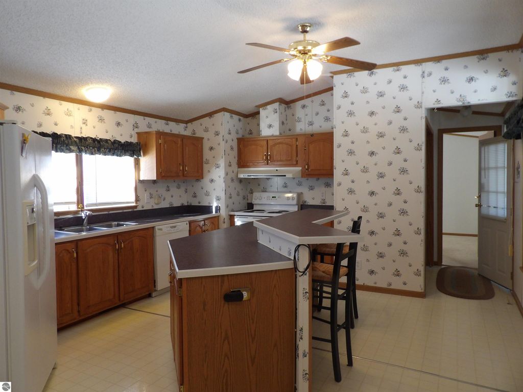 Image 3 of property listing at 380 Fairway Drive, Cadillac, MI 49601