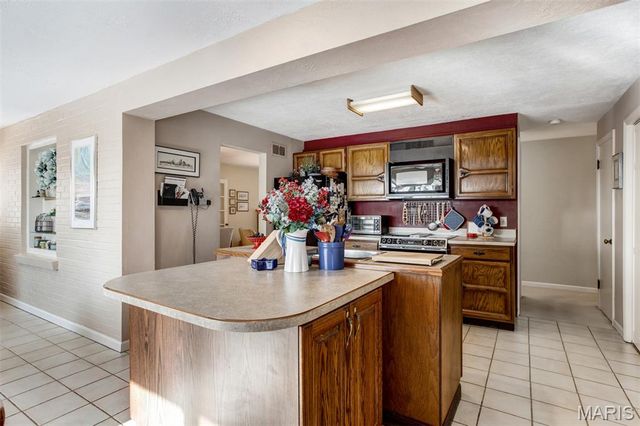 12 Winslow Lane, Des Peres, MO 63131