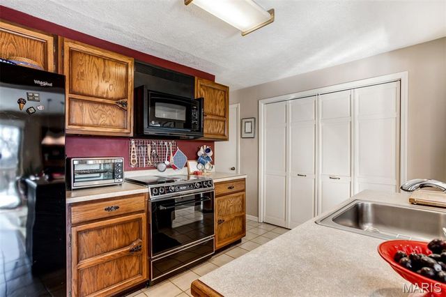 12 Winslow Lane, Des Peres, MO 63131