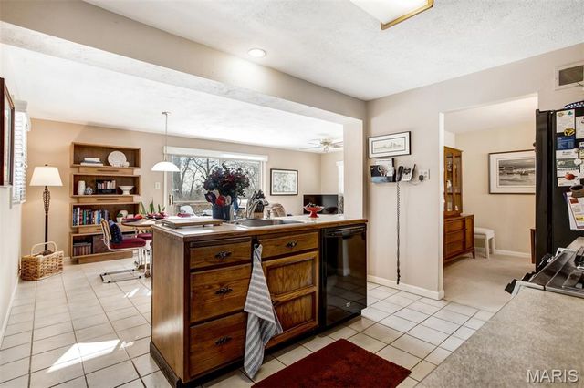 12 Winslow Lane, Des Peres, MO 63131