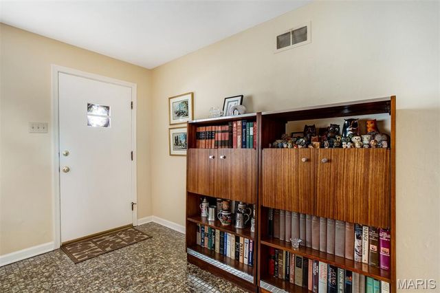 12 Winslow Lane, Des Peres, MO 63131