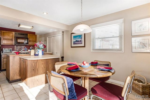 12 Winslow Lane, Des Peres, MO 63131