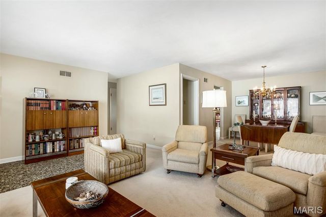 12 Winslow Lane, Des Peres, MO 63131