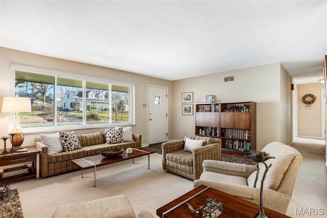 12 Winslow Lane, Des Peres, MO 63131