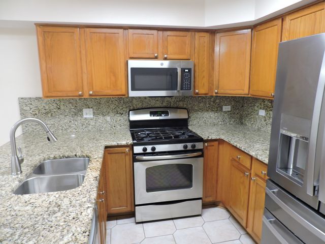 1028 Beninford Lane, Westmont, IL 60559