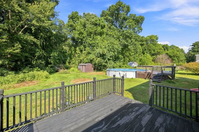 28 River Park Dr, Hampden, MA 01036