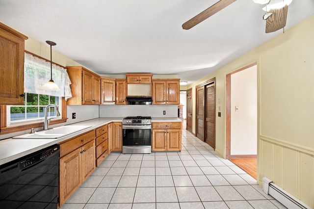 28 River Park Dr, Hampden, MA 01036