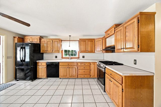28 River Park Dr, Hampden, MA 01036