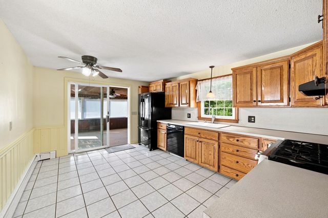 28 River Park Dr, Hampden, MA 01036