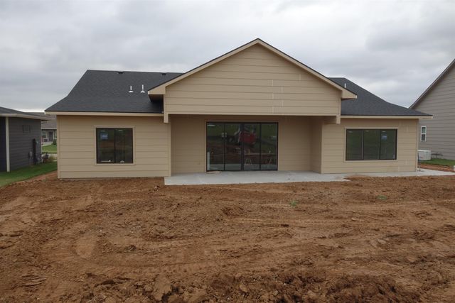 1506 N Emerald Valley Dr, Mulvane, KS 67110