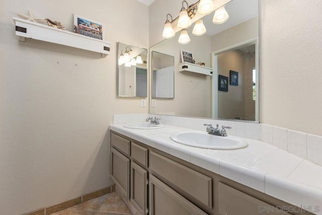 997 Masters Dr, Oceanside, CA 92057