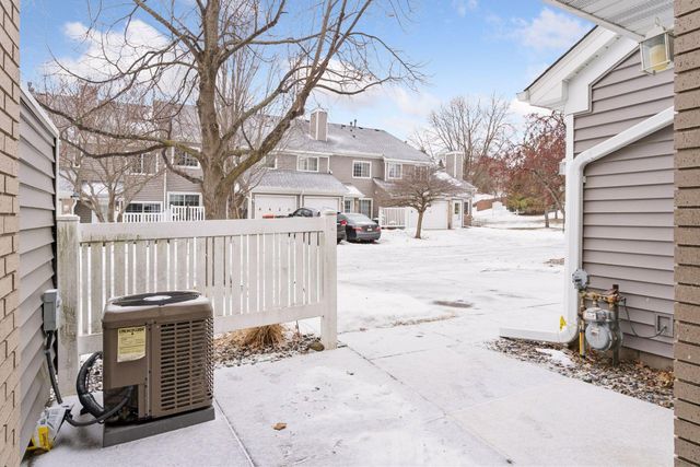 8404 Copperfield Way 101, Inver Grove Heights, MN 55076