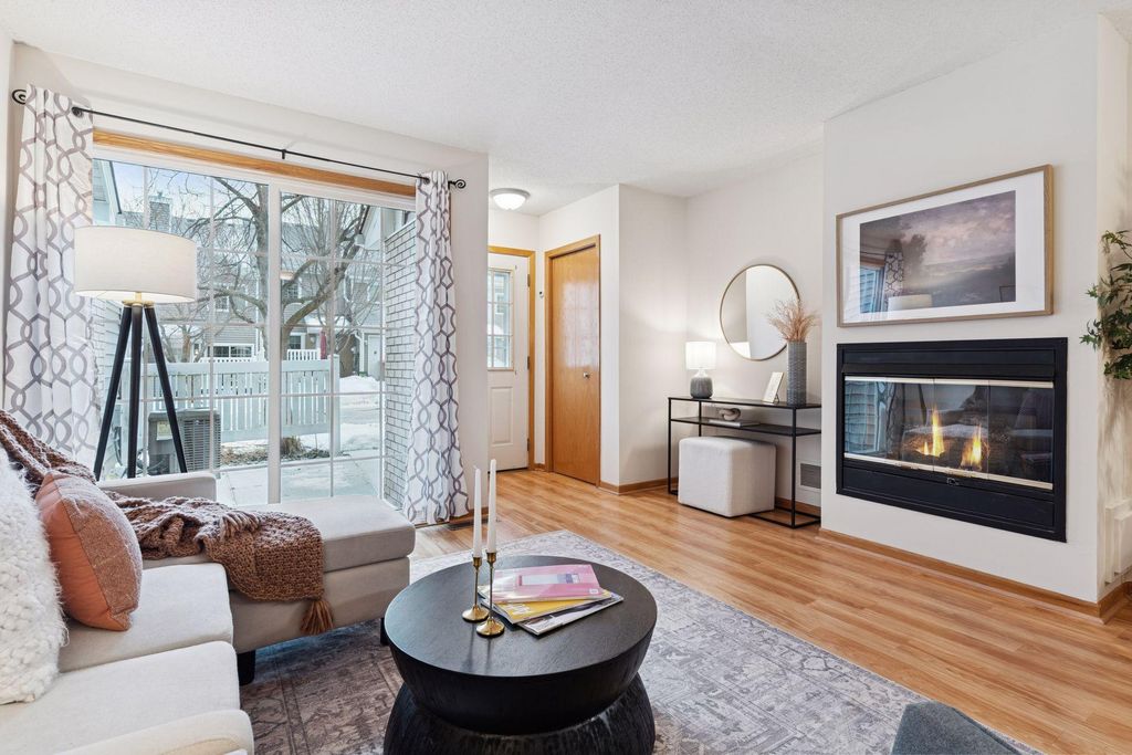 8404 Copperfield Way 101, Inver Grove Heights, MN 55076