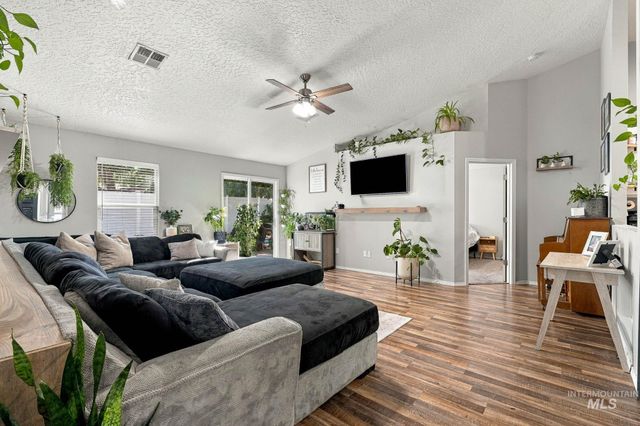 17656 N Parkdale Ave, Nampa, ID 83687