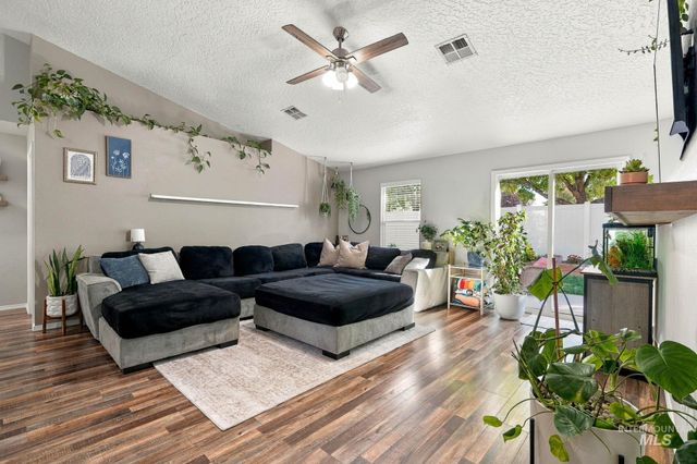 17656 N Parkdale Ave, Nampa, ID 83687