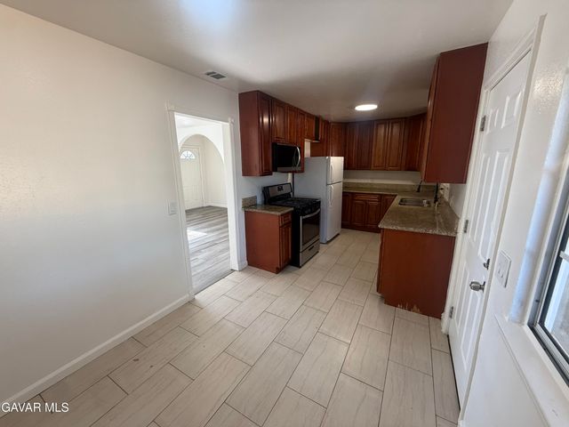 45320 Kingtree Avenue, Lancaster, CA 93534