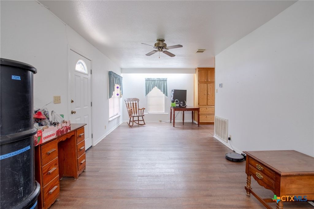 Image 10 of property listing at 968 State Highway 95, Yoakum, TX 77995