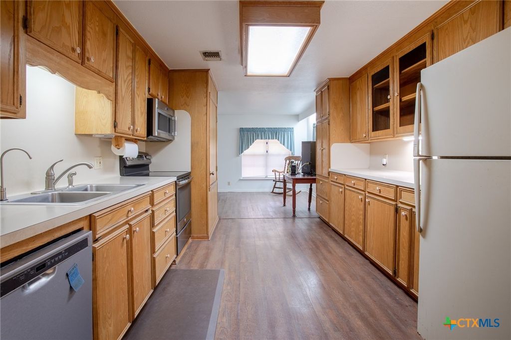 Image 11 of property listing at 968 State Highway 95, Yoakum, TX 77995