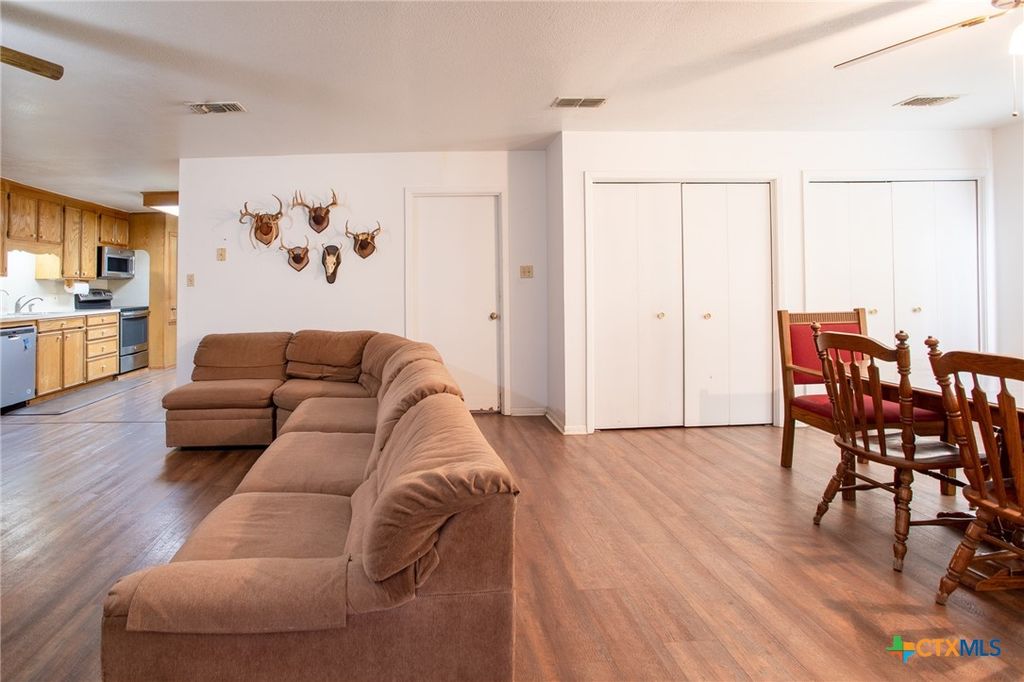 Image 12 of property listing at 968 State Highway 95, Yoakum, TX 77995