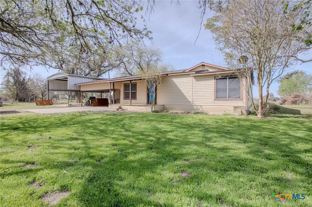 Image 2 of property listing at 968 State Highway 95, Yoakum, TX 77995