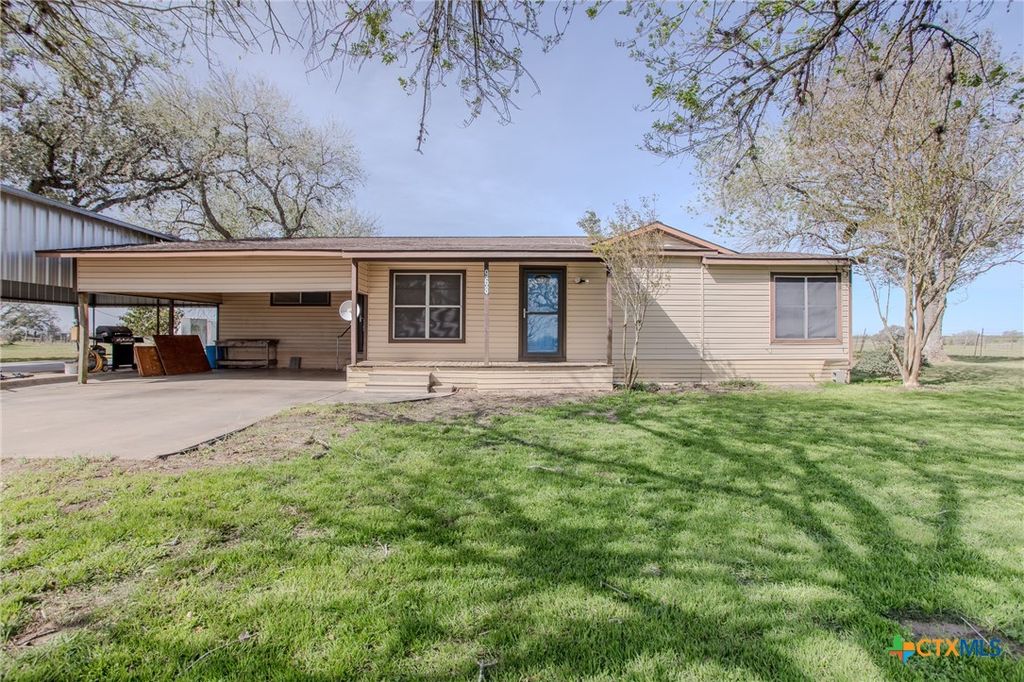 Image 3 of property listing at 968 State Highway 95, Yoakum, TX 77995