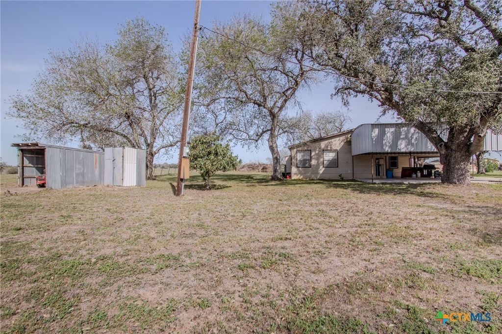 Image 6 of property listing at 968 State Highway 95, Yoakum, TX 77995