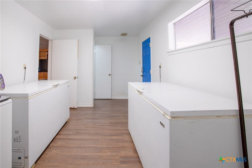 Image 7 of property listing at 968 State Highway 95, Yoakum, TX 77995