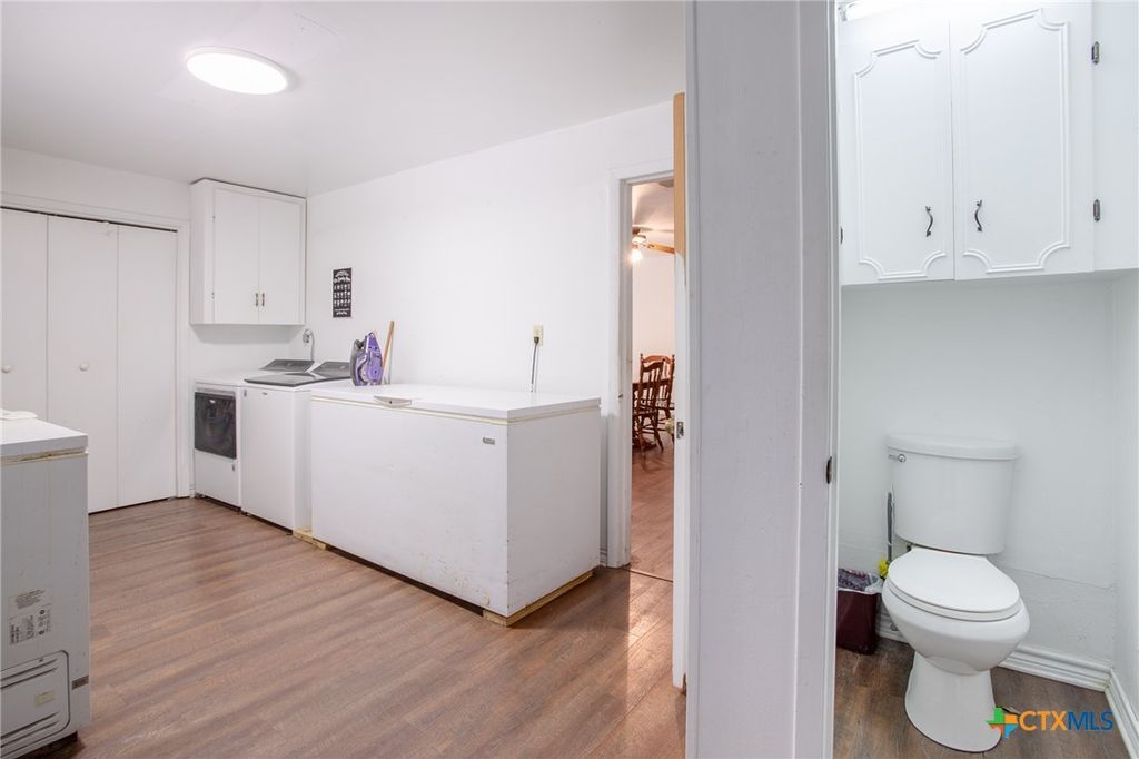 Image 8 of property listing at 968 State Highway 95, Yoakum, TX 77995