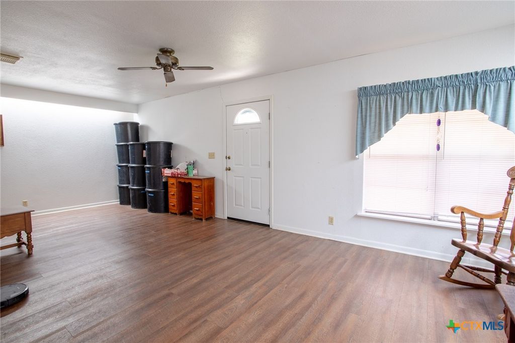 Image 9 of property listing at 968 State Highway 95, Yoakum, TX 77995