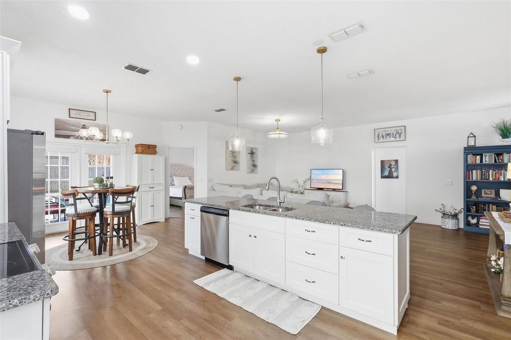 Image 13 of property listing at 1043 KELLY CREEK CIRCLE, Oviedo, FL 32765