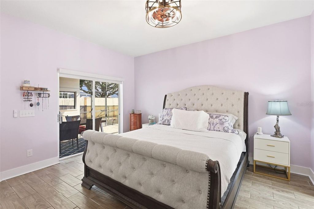 Image 17 of property listing at 1043 KELLY CREEK CIRCLE, Oviedo, FL 32765