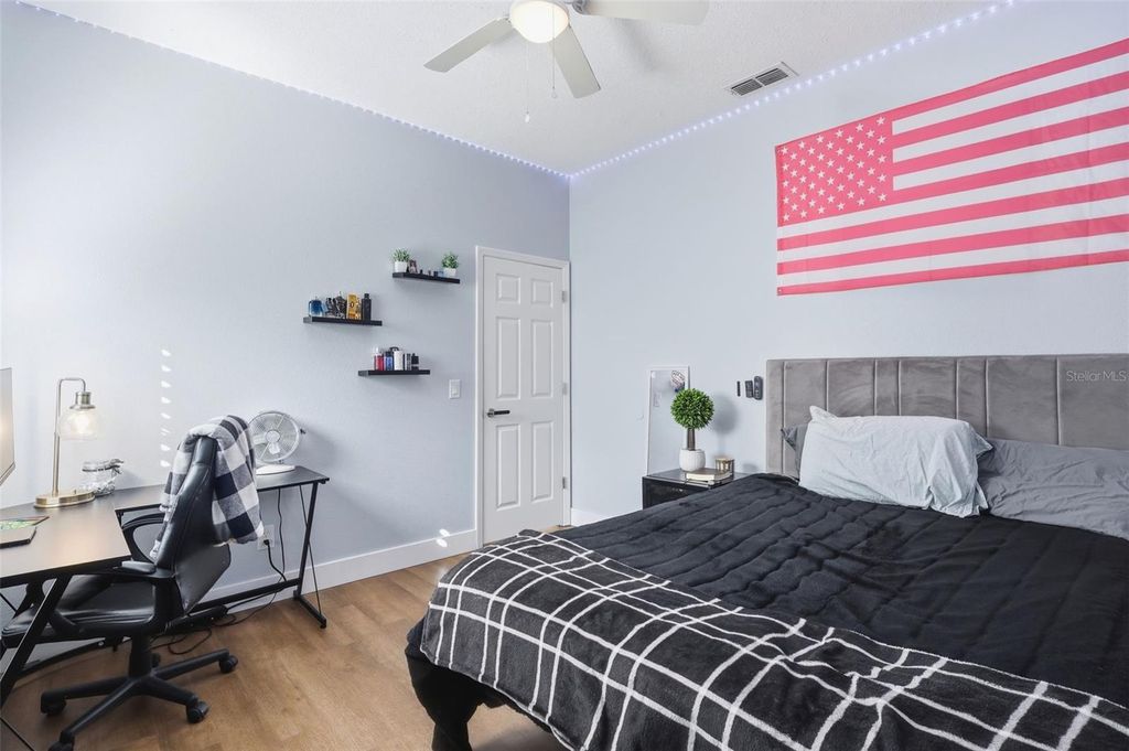 Image 23 of property listing at 1043 KELLY CREEK CIRCLE, Oviedo, FL 32765