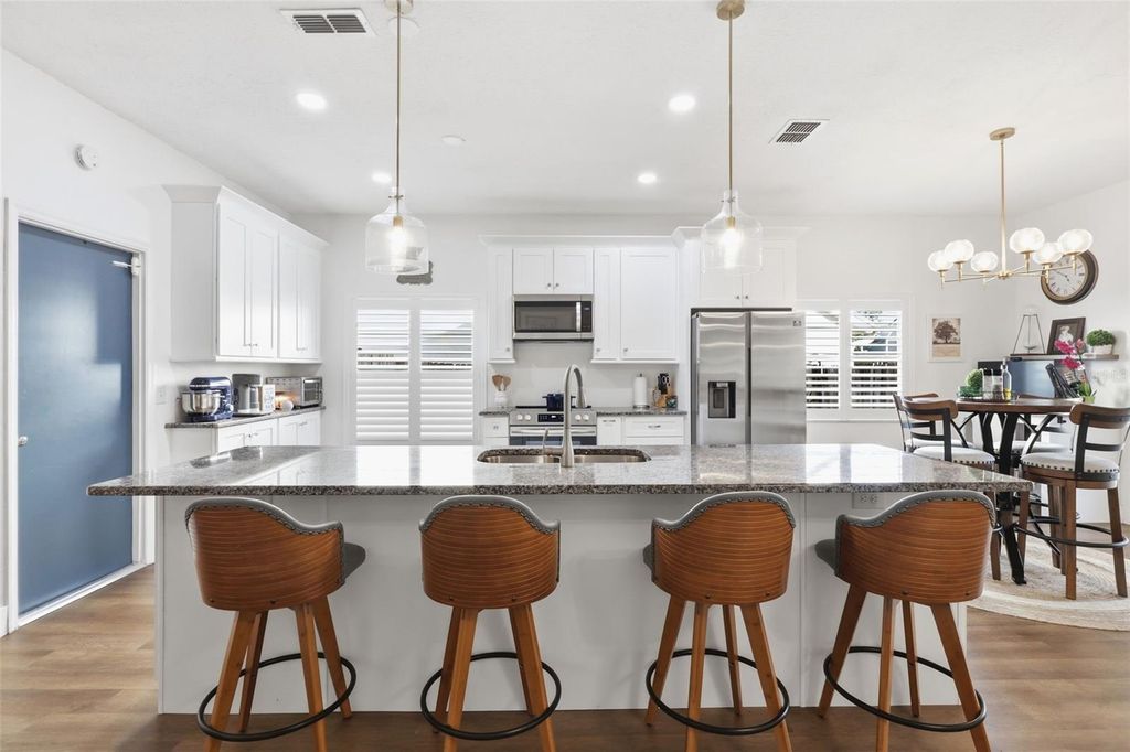 Image 7 of property listing at 1043 KELLY CREEK CIRCLE, Oviedo, FL 32765