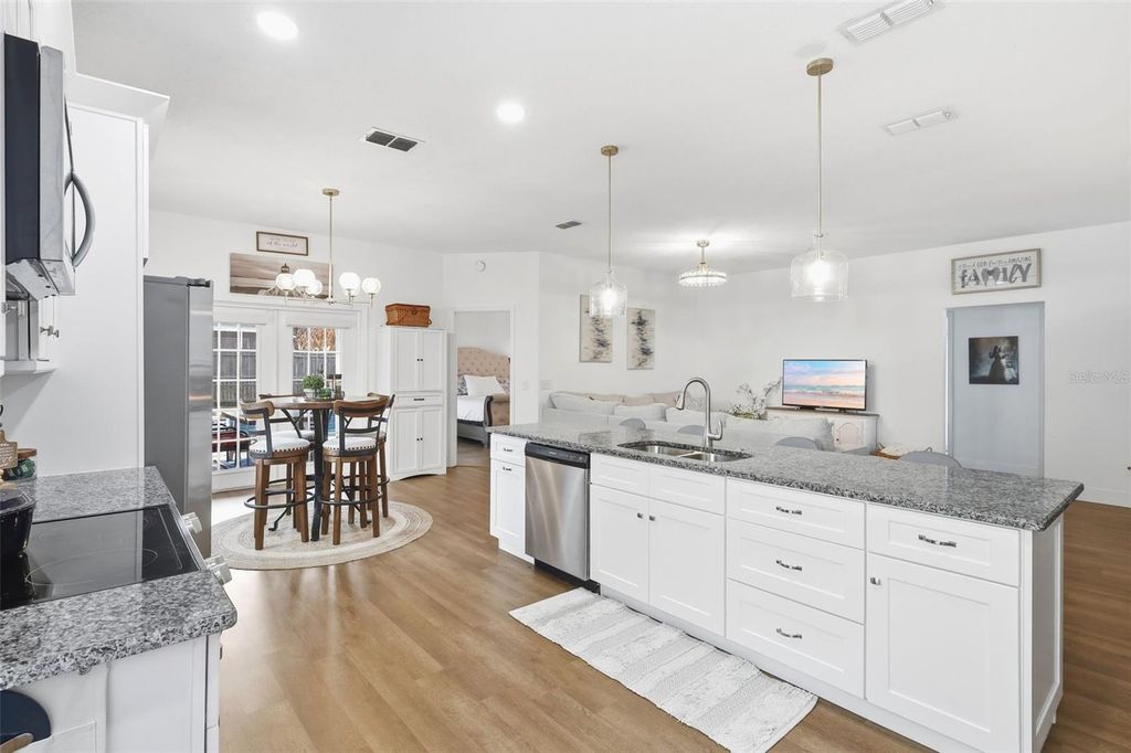 Image 10 of property listing at 1043 KELLY CREEK CIRCLE, Oviedo, FL 32765