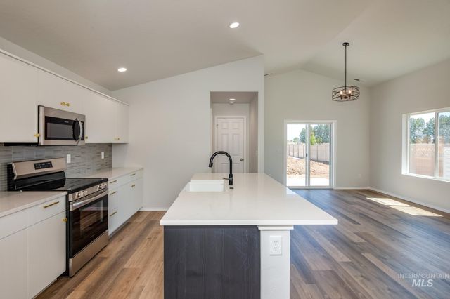 1740 SW Besra Dr, Mountain Home, ID 83647
