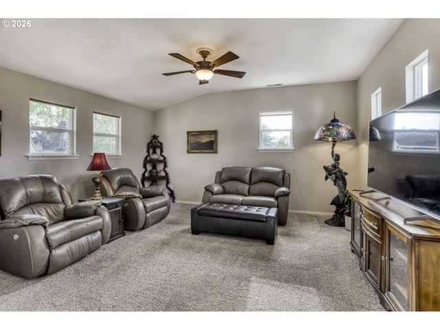 1817 Ne 63RD Ave, Hillsboro, OR 97124