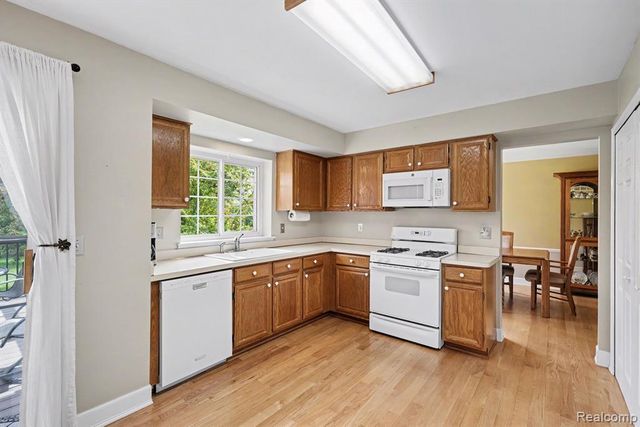 1692 Ridgecrest, Rochester Hills, MI 48306