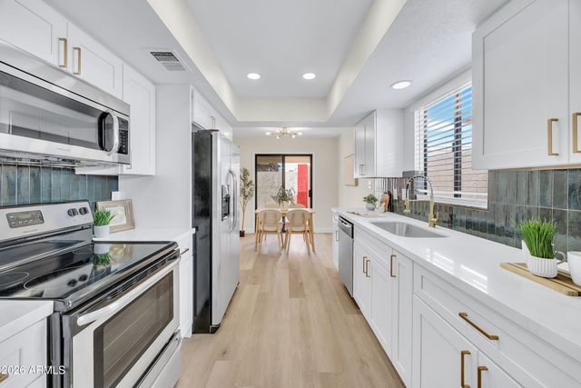 1016 E CHARLESTON Avenue, Phoenix, AZ 85022