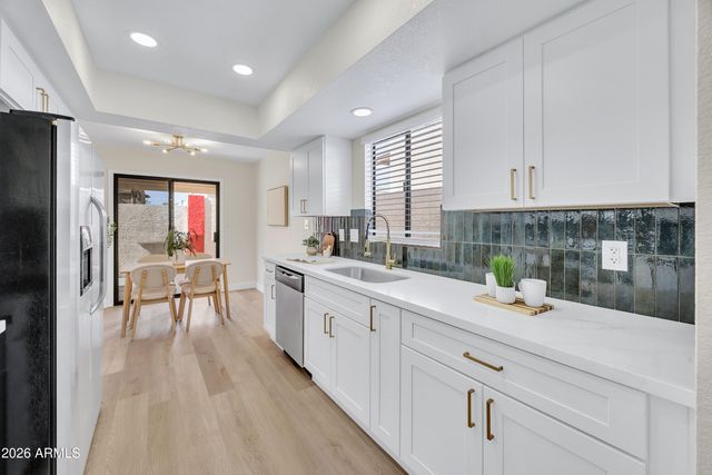 1016 E CHARLESTON Avenue, Phoenix, AZ 85022