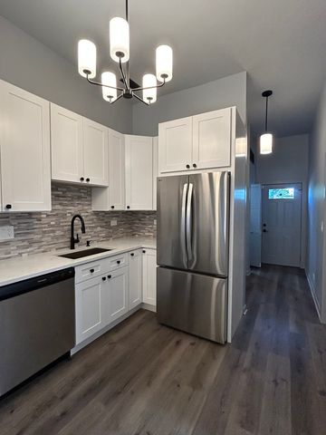 15 S Albany Avenue, Chicago, IL 60612