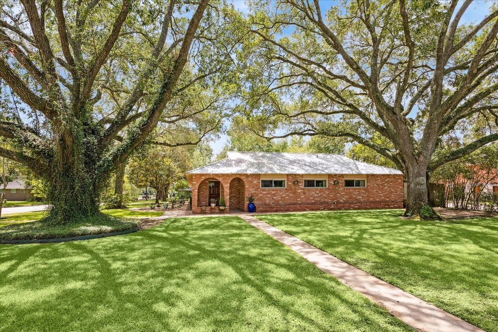 302 N Strickland Avenue, Eagle Lake, TX 77434
