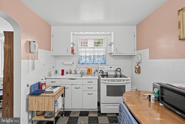 527 OVERLOOK RD, Philadelphia, PA 19128