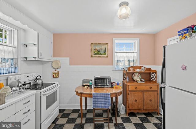 527 OVERLOOK RD, Philadelphia, PA 19128