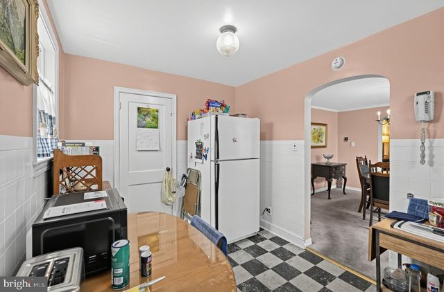 527 OVERLOOK RD, Philadelphia, PA 19128